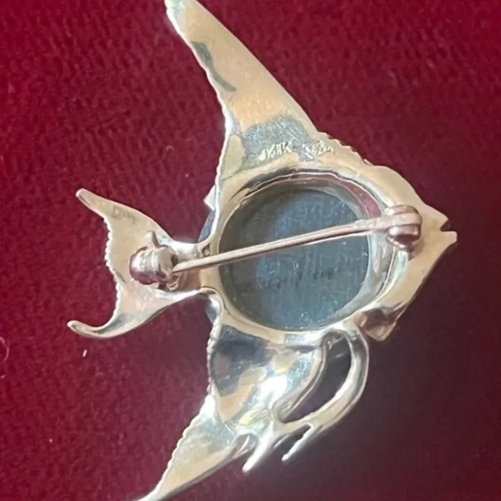 Vintage 14K Gold Jade Cabochon Ruby Eyes Fish Brooch - Picture 4 of 6